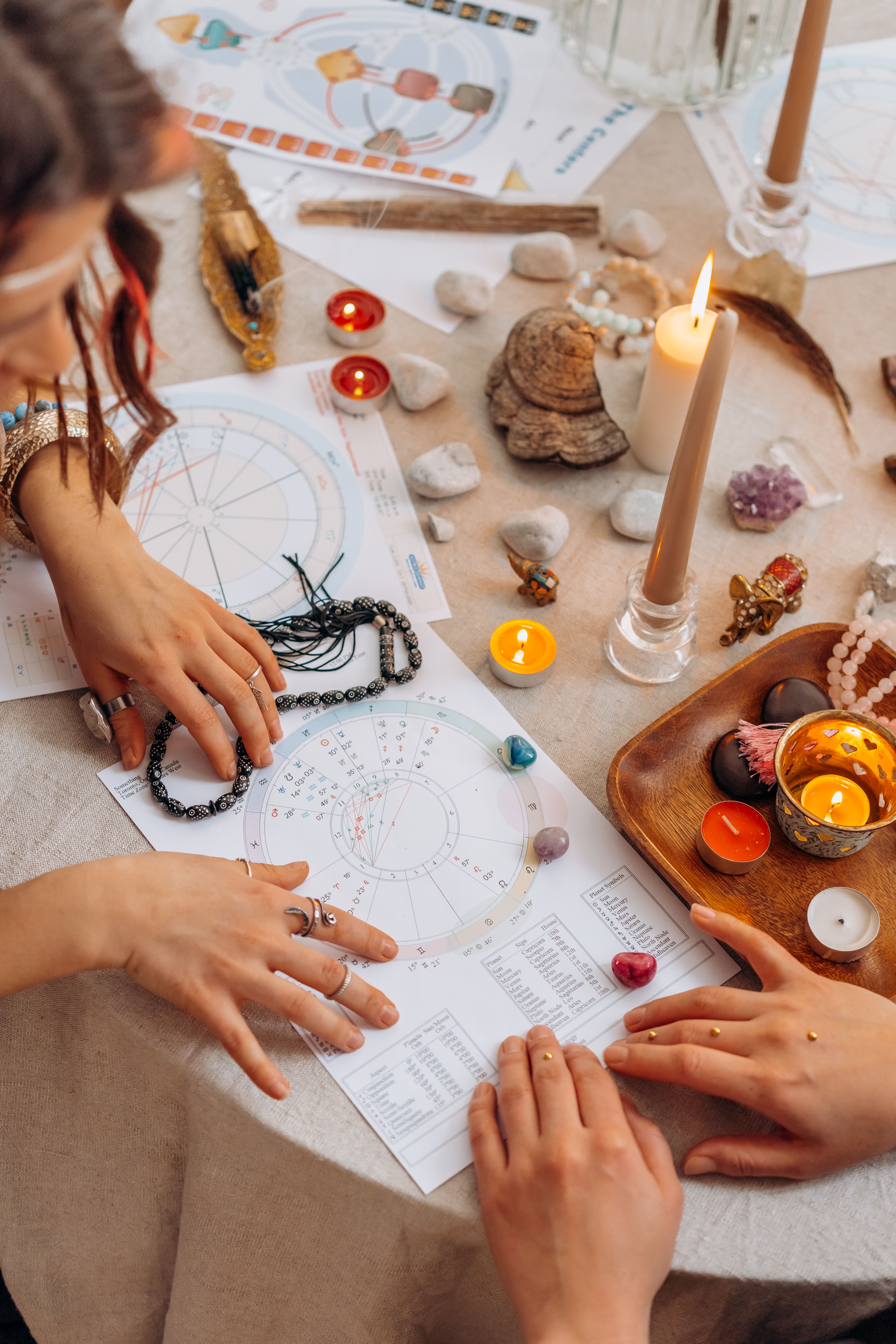 Geburtshoroskop-Analyse mit Horoskop-Chart, Kerzen und Kristallen